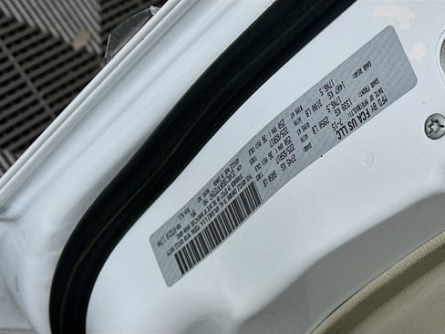 Used 2015 Chrysler Town & Country Touring FWD image 12