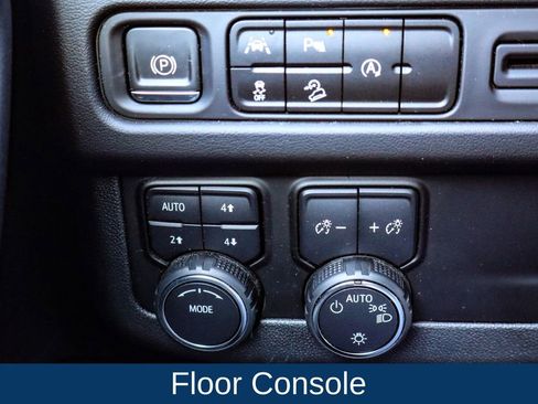 Used 2023 Chevrolet Suburban Premier image 25