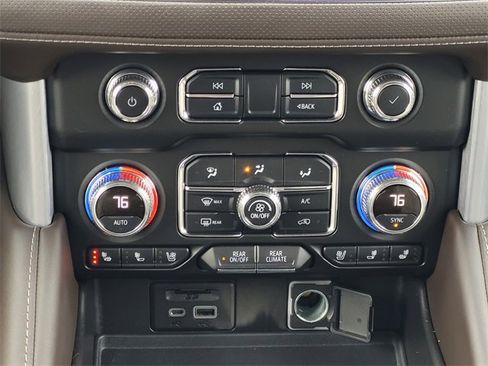 Used 2021 GMC Yukon XL SLT w/ SLT Premium Package image 14