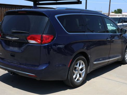 Used 2019 Chrysler Pacifica Touring-L Plus FWD image 5