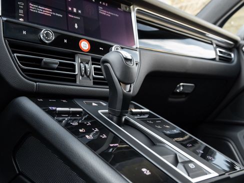 Certified 2026 Porsche Macan AWD/4WD image 25