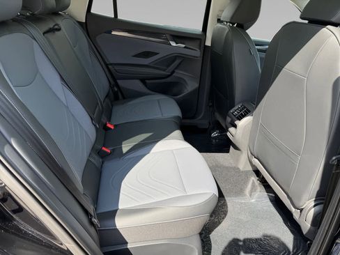 New 2025 Volkswagen Tiguan SE image 13