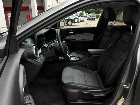 Used 2025 Chevrolet Trax LT w/ LT Convenience Package FWD image 10