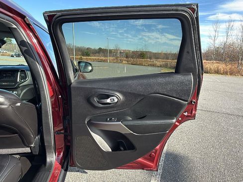 Used 2019 Jeep Cherokee Latitude Plus w/ Comfort/Convenience Group image 19