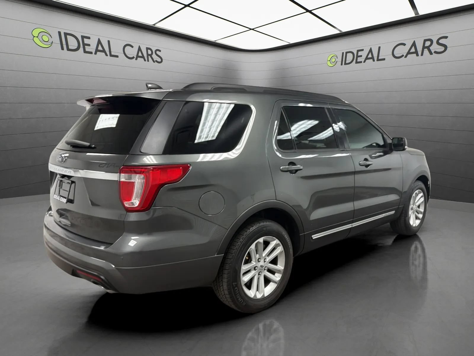 Used 2017 Ford Explorer XLT w/ Equipment Group 201A FWD image 5