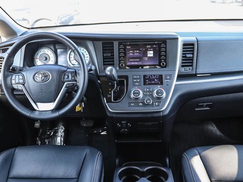Used 2020 Toyota Sienna SE w/ Nightshade Edition FWD image 11