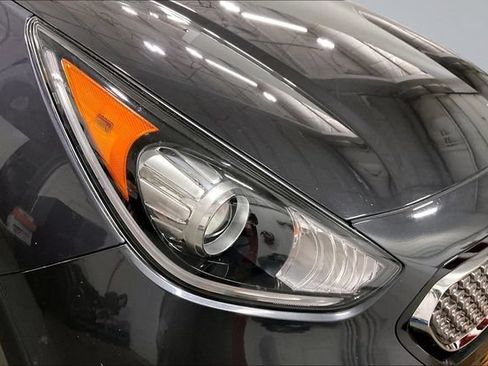 Used 2018 Kia Niro EX w/ Option Group 020 FWD image 29