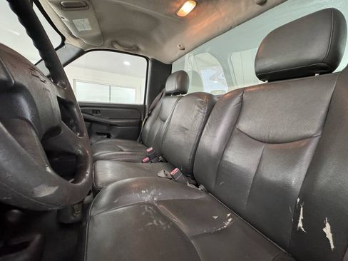 Used 2006 Chevrolet Silverado 2500 W/T w/ Snow Plow Prep Package AWD/4WD image 18