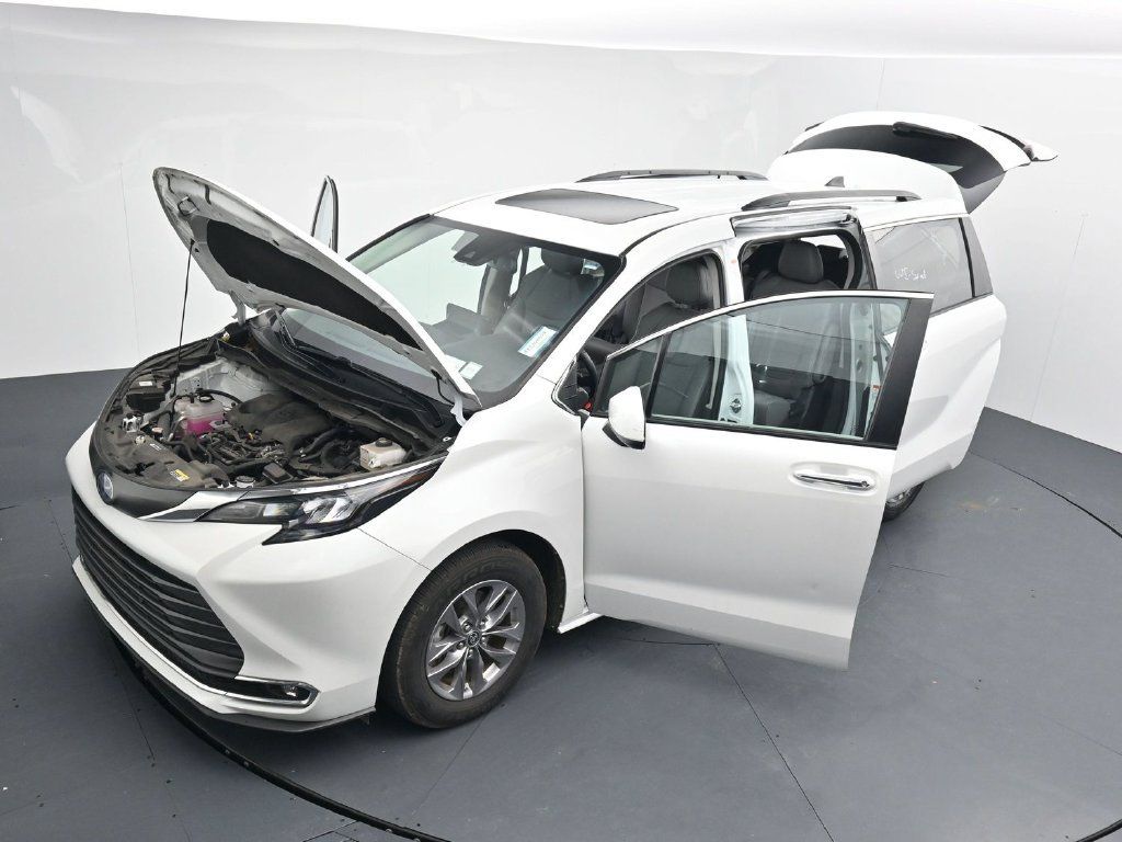 Used 2024 Toyota Sienna XLE FWD image 26