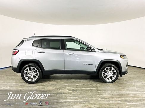 Used 2022 Jeep Compass Latitude image 10