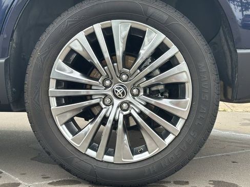 Used 2024 Toyota Venza XLE AWD/4WD image 9