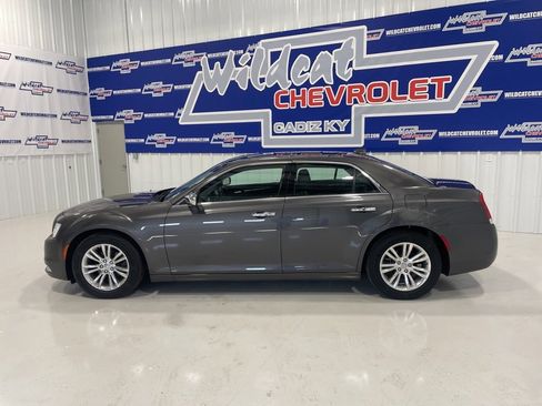 Used 2017 Chrysler 300 C image 4