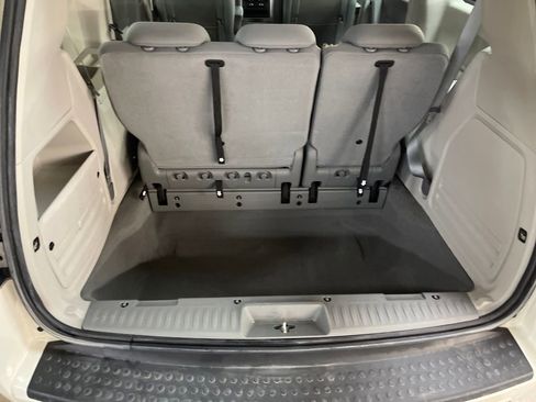 Used 2010 Dodge Grand Caravan SE image 21