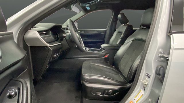 Used 2023 Jeep Grand Cherokee Altitude AWD/4WD image 9