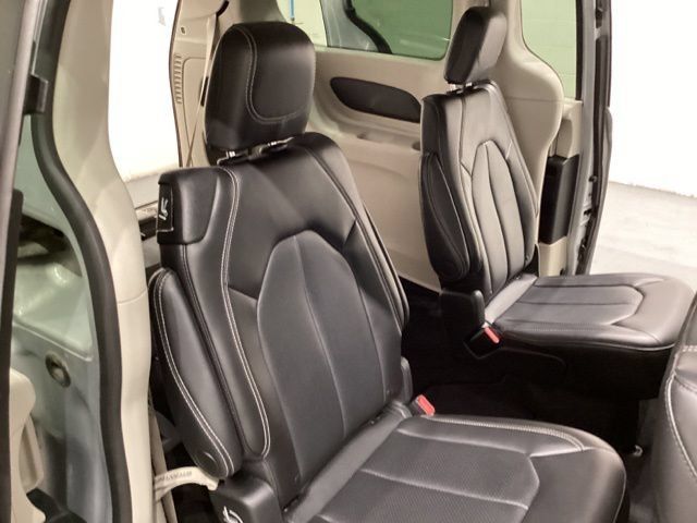 Used 2023 Chrysler Pacifica Touring-L FWD image 31