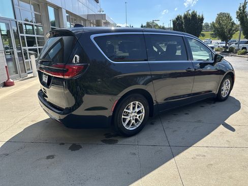 Used 2023 Chrysler Pacifica Touring-L FWD image 6