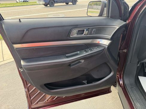 Used 2019 Ford Explorer XLT w/ Equipment Group 201A AWD/4WD image 11