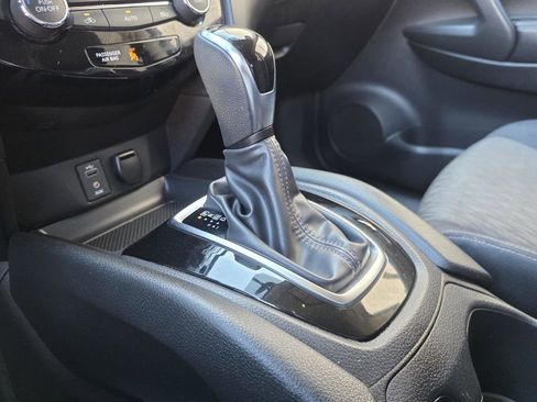 Used 2017 Nissan Rogue SV AWD/4WD image 18