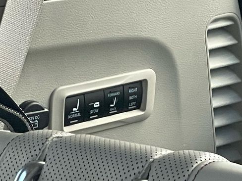 Used 2017 Chrysler Pacifica Limited w/ Advanced Safetytec Group FWD image 10
