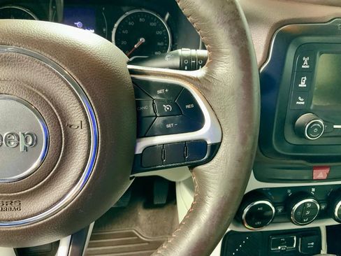 Used 2017 Jeep Renegade Latitude w/ Popular Equipment Group image 21