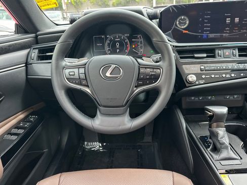 Used 2025 Lexus ES 350 w/ Premium Package FWD image 17