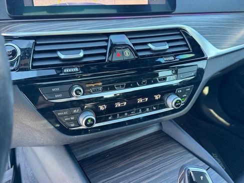 Used 2021 BMW 530i xDrive w/ Premium Package image 23