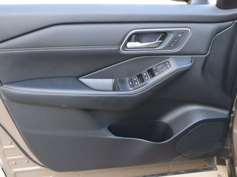 Used 2024 Nissan Rogue Platinum w/ Platinum Premium Package FWD image 19