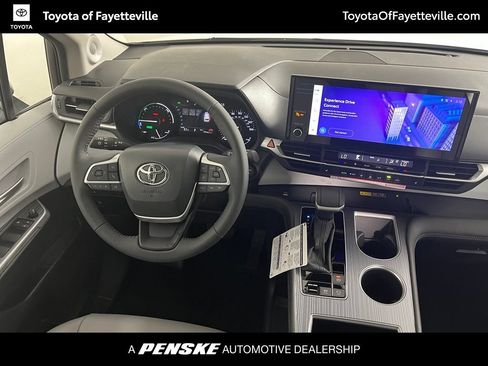 Used 2026 Toyota Sienna XLE FWD image 15