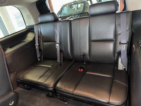 Used 2011 Cadillac Escalade Luxury image 29