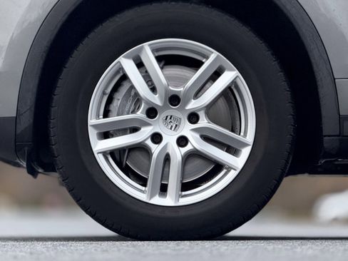 Used 2018 Porsche Cayenne Platinum Edition image 19