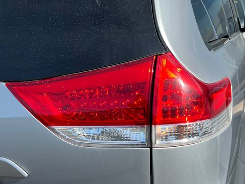 Used 2012 Toyota Sienna LE image 22