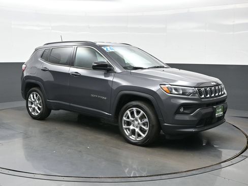 Used 2024 Jeep Compass Latitude AWD/4WD image 11