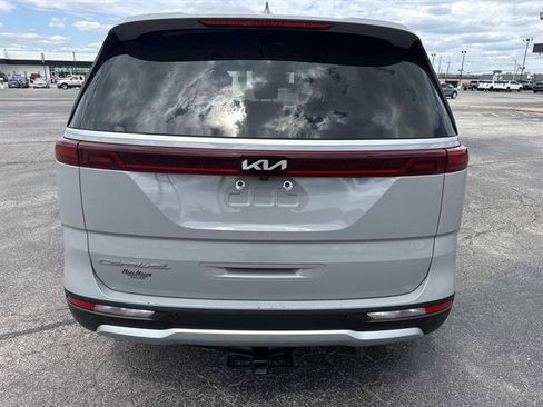 Used 2022 Kia Carnival EX FWD image 5