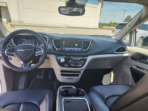 Used 2023 Chrysler Pacifica Touring-L AWD/4WD image 17
