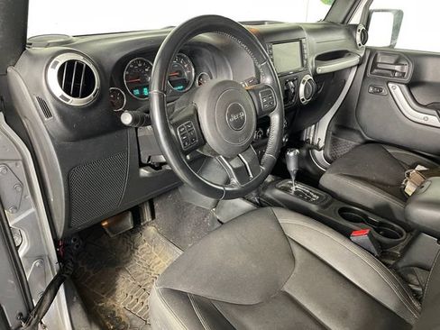 Used 2018 Jeep Wrangler Unlimited Sahara w/ Connectivity Group AWD/4WD image 3