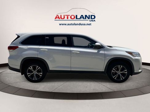 Used 2019 Toyota Highlander LE AWD/4WD image 4