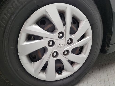 Used 2017 Hyundai Elantra SE image 31