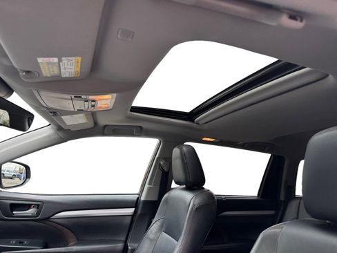 Used 2018 Toyota Highlander XLE AWD/4WD image 3