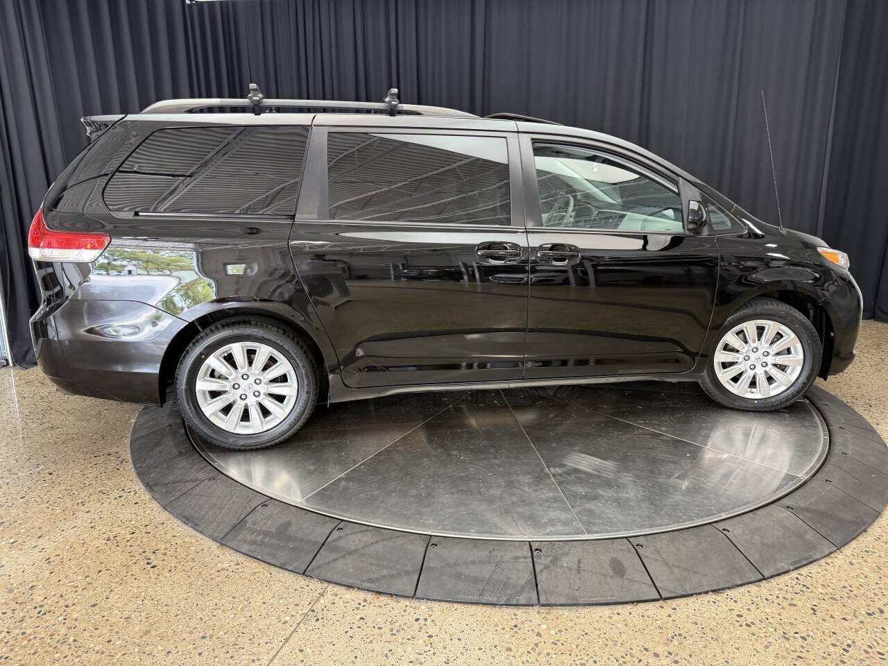 Used 2013 Toyota Sienna XLE AWD/4WD image 4