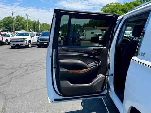 Used 2017 Chevrolet Suburban Premier AWD/4WD image 16