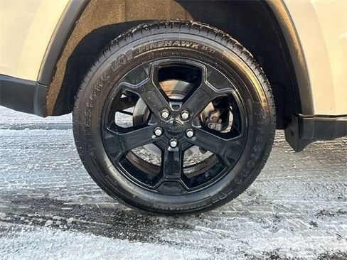 Used 2018 Jeep Grand Cherokee Laredo image 12