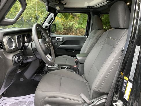 Used 2023 Jeep Gladiator Overland image 16