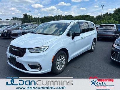 Used 2025 Chrysler Pacifica Select