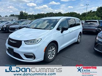 Used 2025 Chrysler Pacifica Select FWD video 1