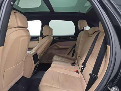 Used 2023 Porsche Cayenne AWD/4WD image 16