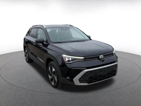 Used 2025 Volkswagen Taos SE image 3