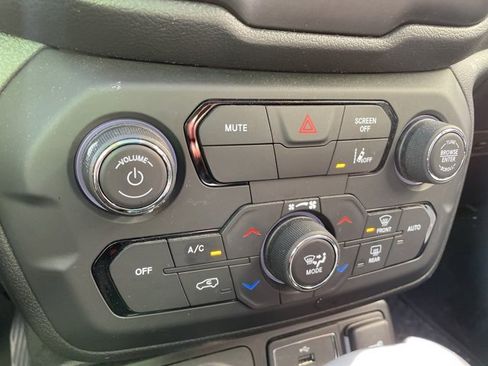 Certified 2023 Jeep Renegade Altitude w/ Sun/Sound Group image 19