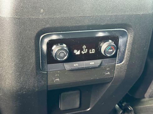 Used 2025 Chevrolet Suburban Z71 image 21