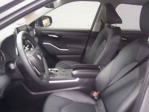 Used 2025 Toyota Highlander XLE FWD image 12