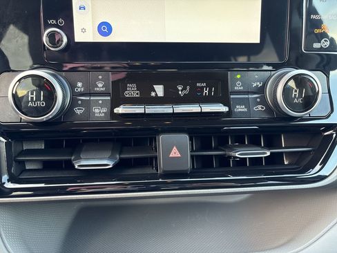 Used 2023 Toyota Highlander LE image 19